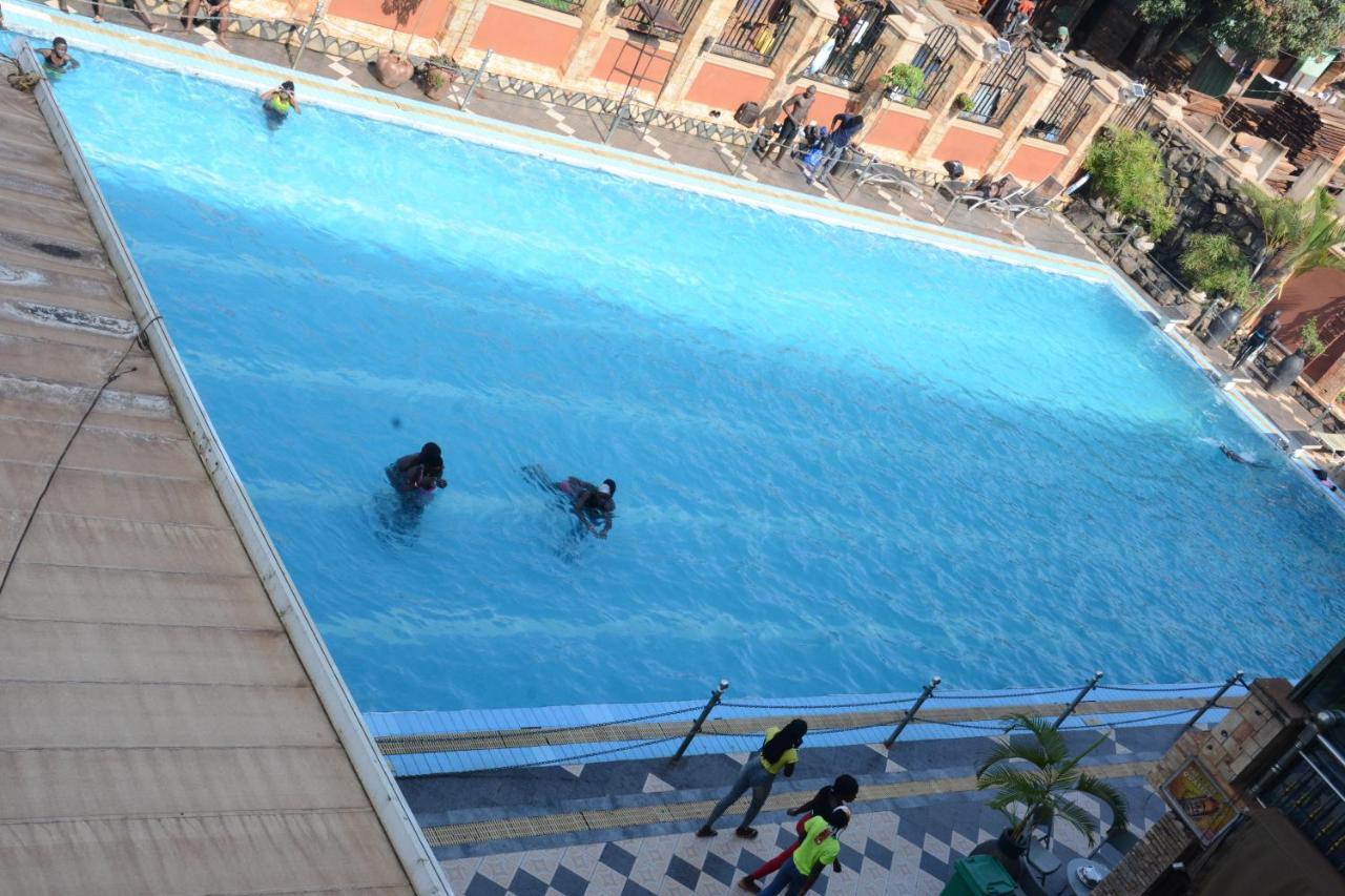 La Grande Hotel Кампала Екстериор снимка