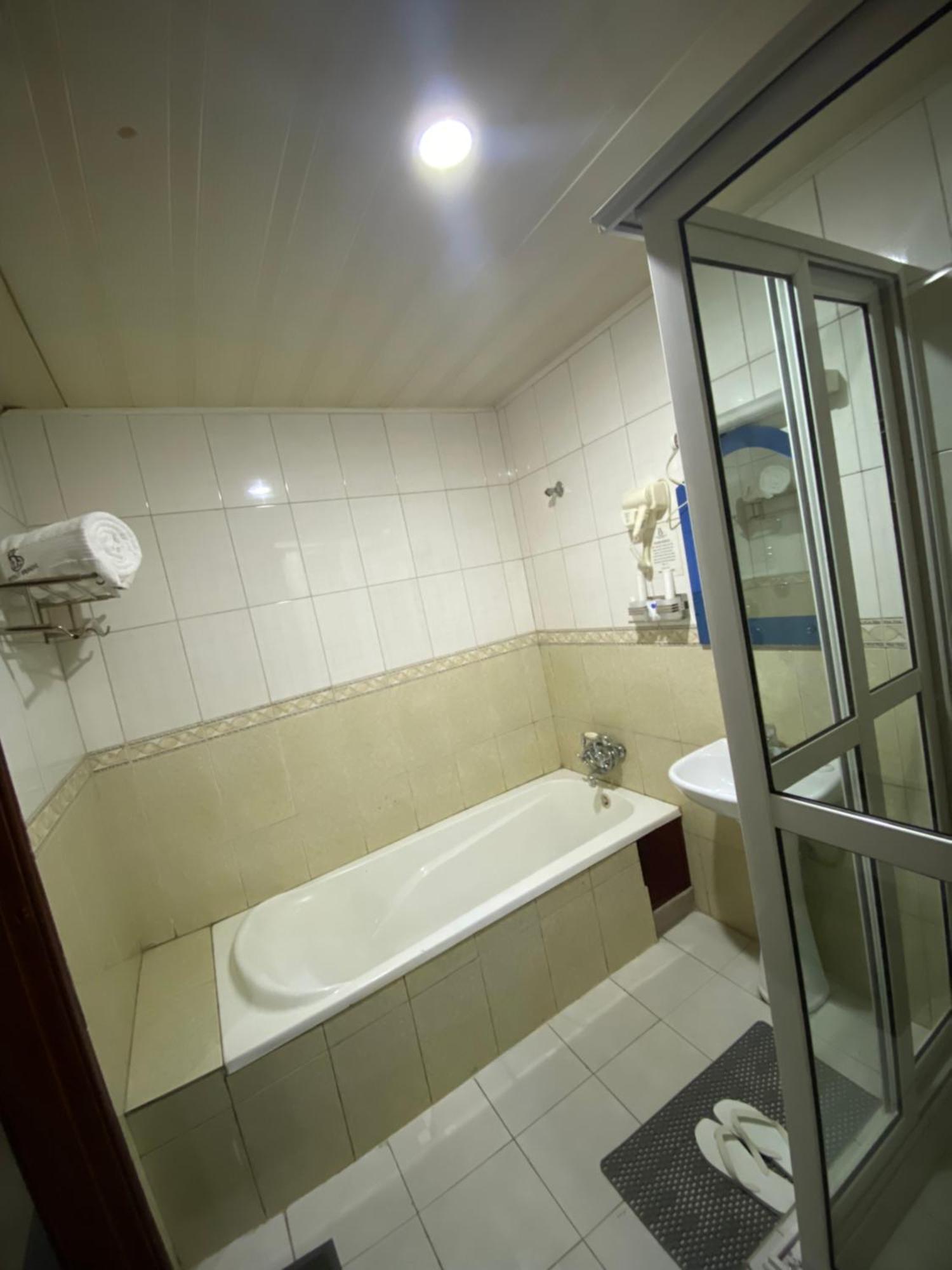 La Grande Hotel Кампала Екстериор снимка