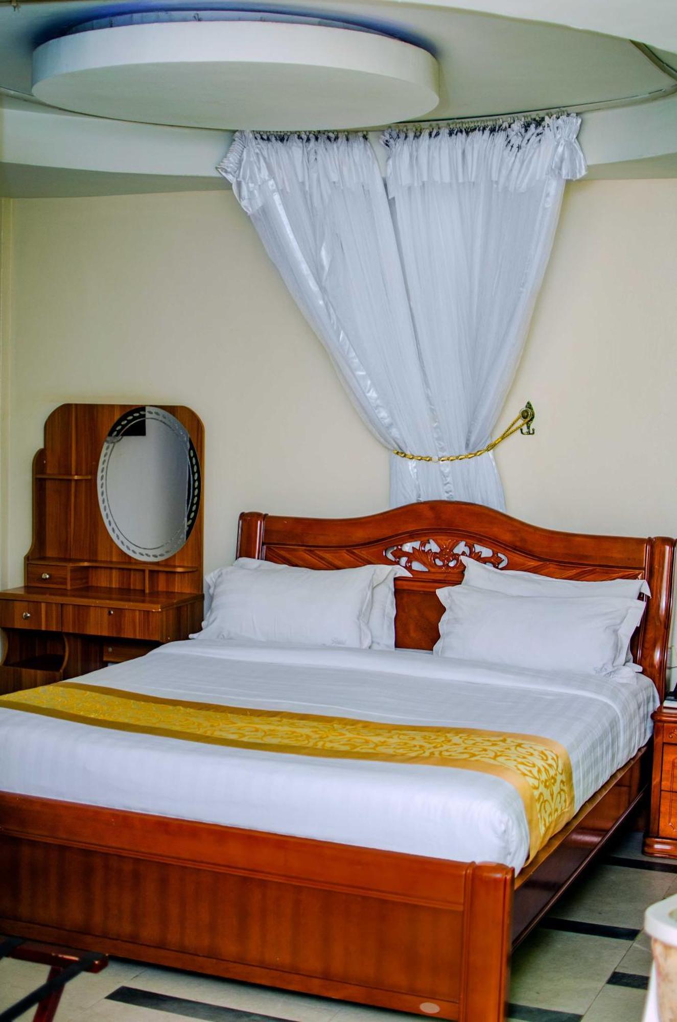 La Grande Hotel Кампала Екстериор снимка