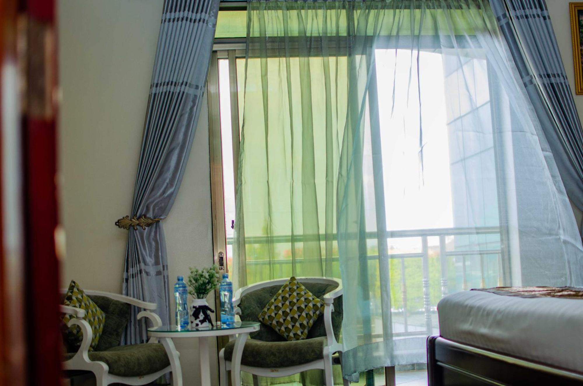 La Grande Hotel Кампала Екстериор снимка