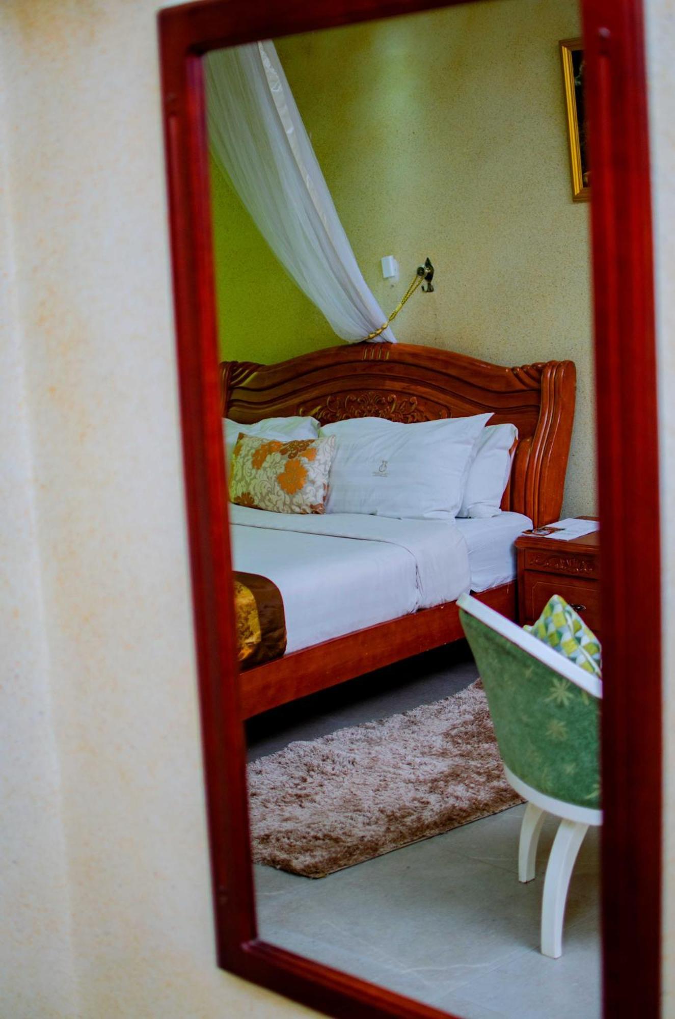 La Grande Hotel Кампала Екстериор снимка