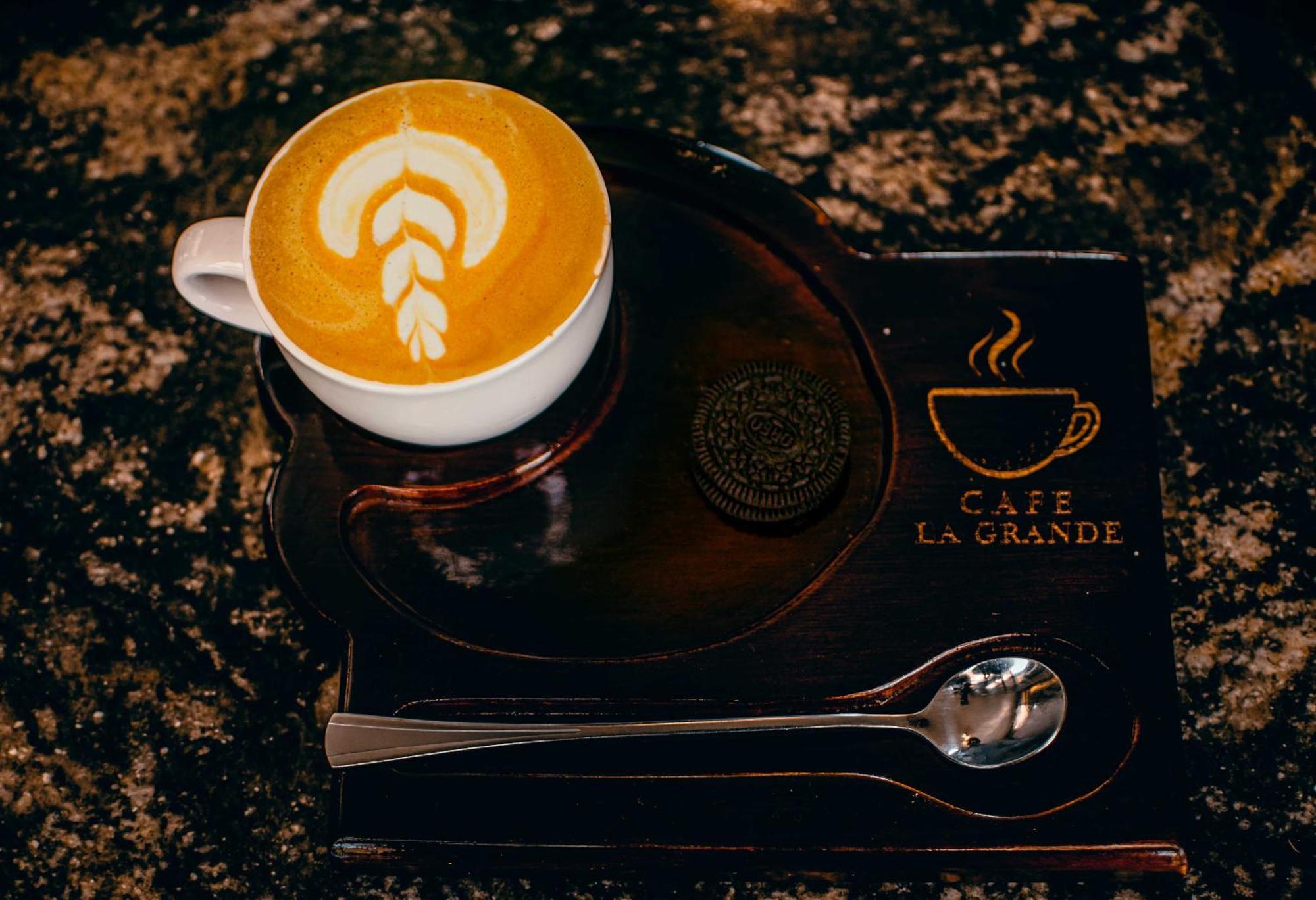 La Grande Hotel Кампала Екстериор снимка