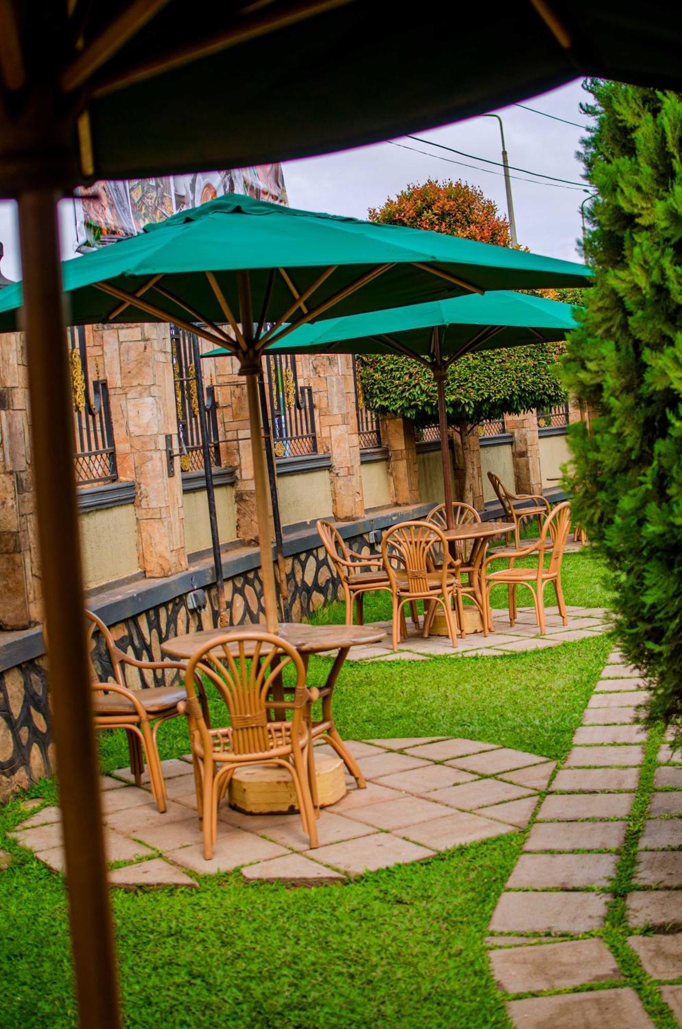 La Grande Hotel Кампала Екстериор снимка