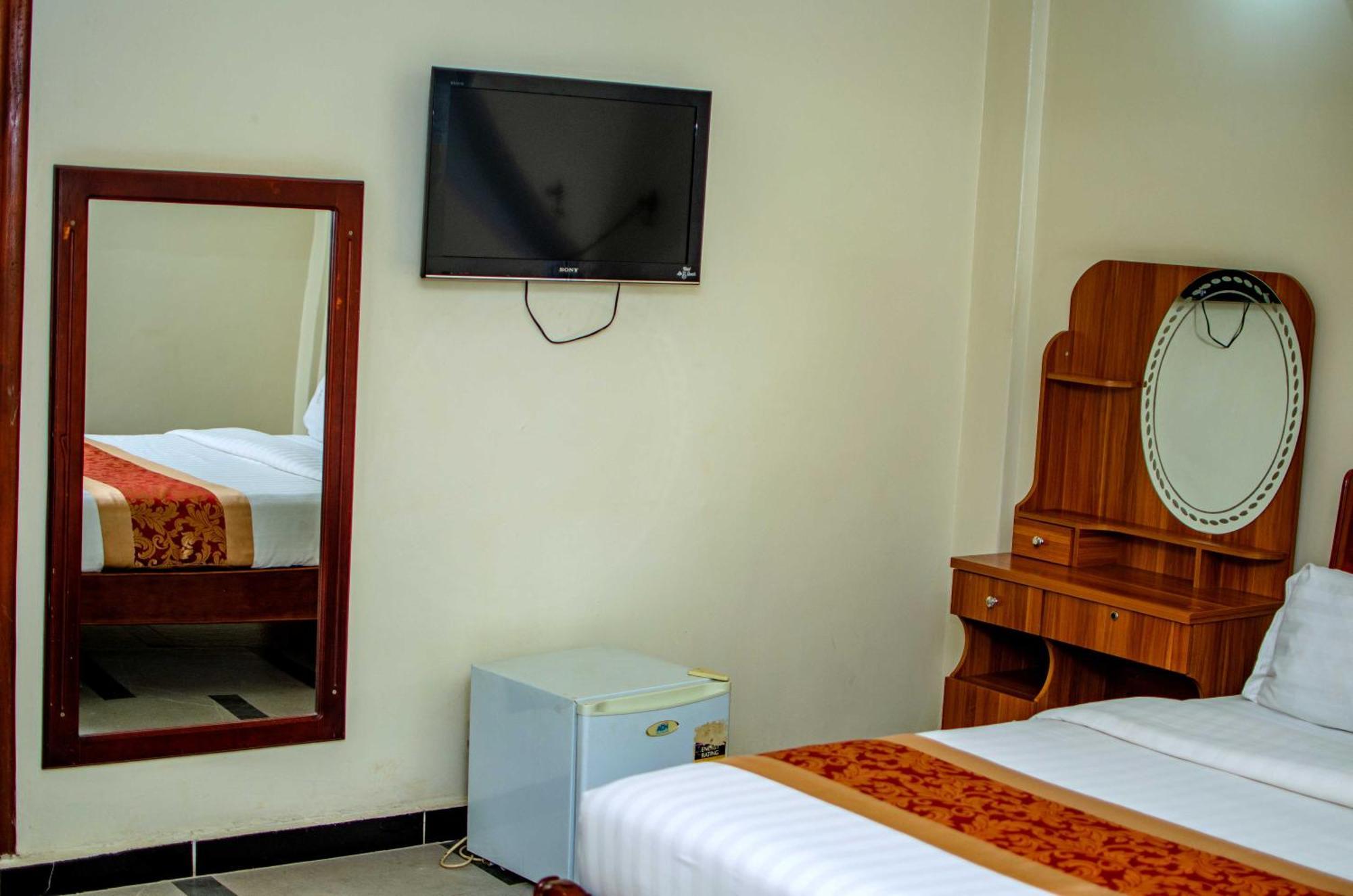 La Grande Hotel Кампала Екстериор снимка