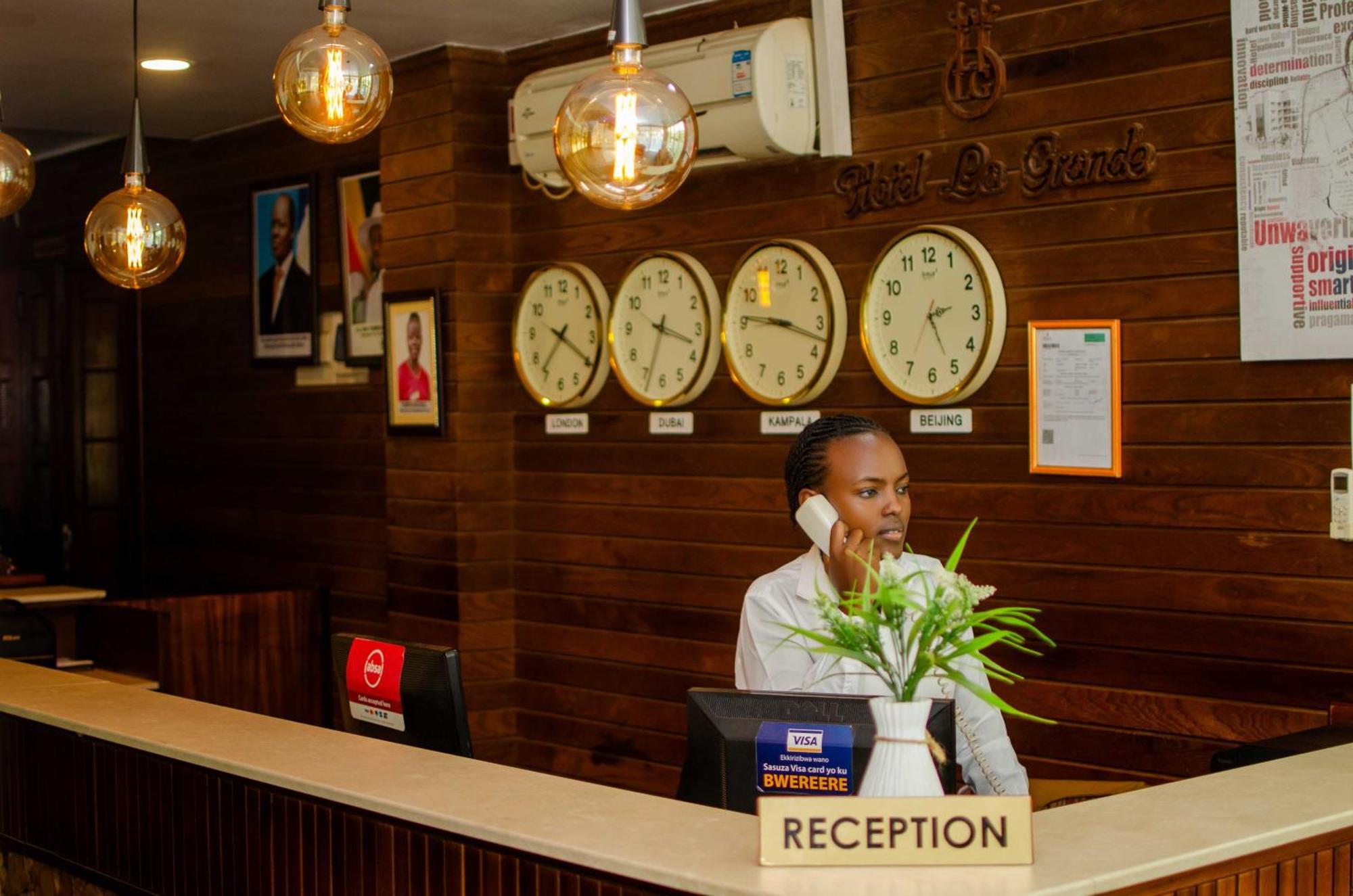 La Grande Hotel Кампала Екстериор снимка