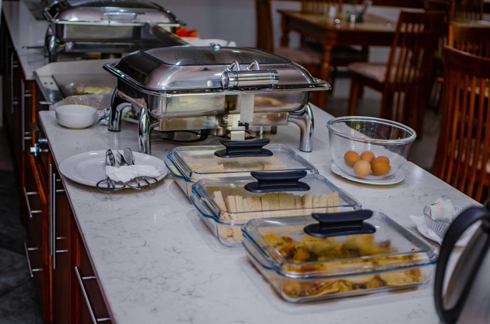 La Grande Hotel Кампала Екстериор снимка