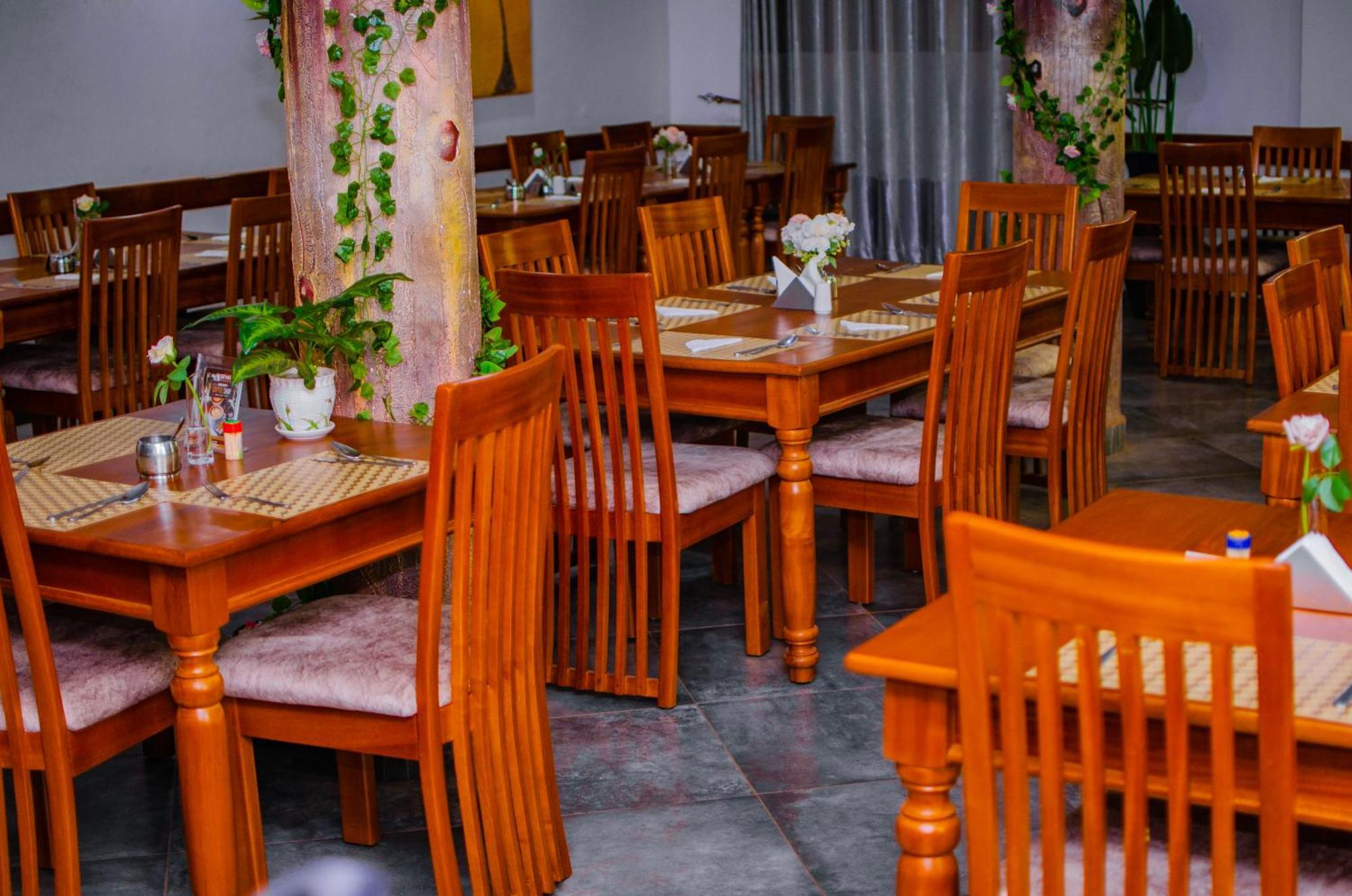 La Grande Hotel Кампала Екстериор снимка