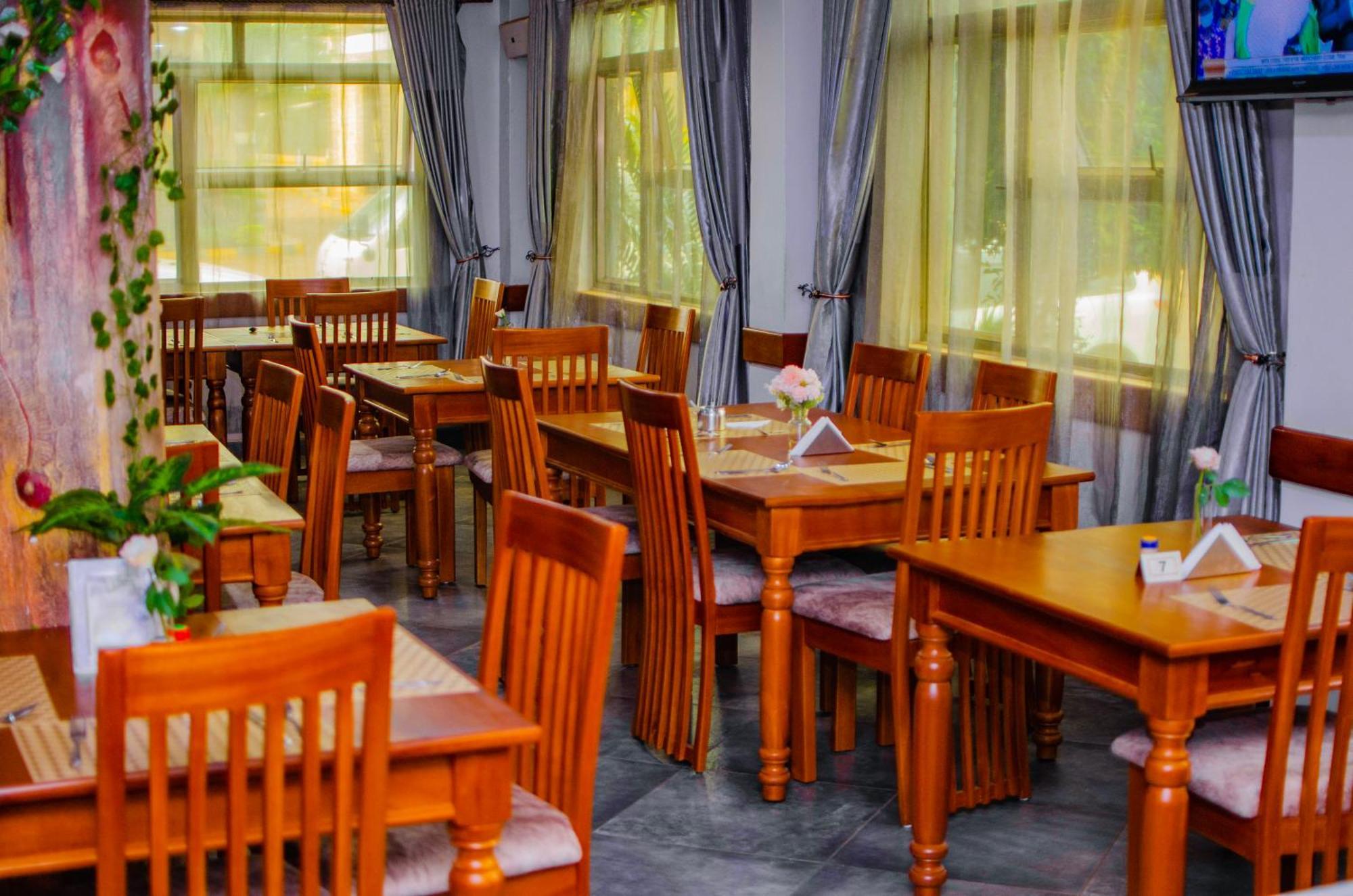 La Grande Hotel Кампала Екстериор снимка