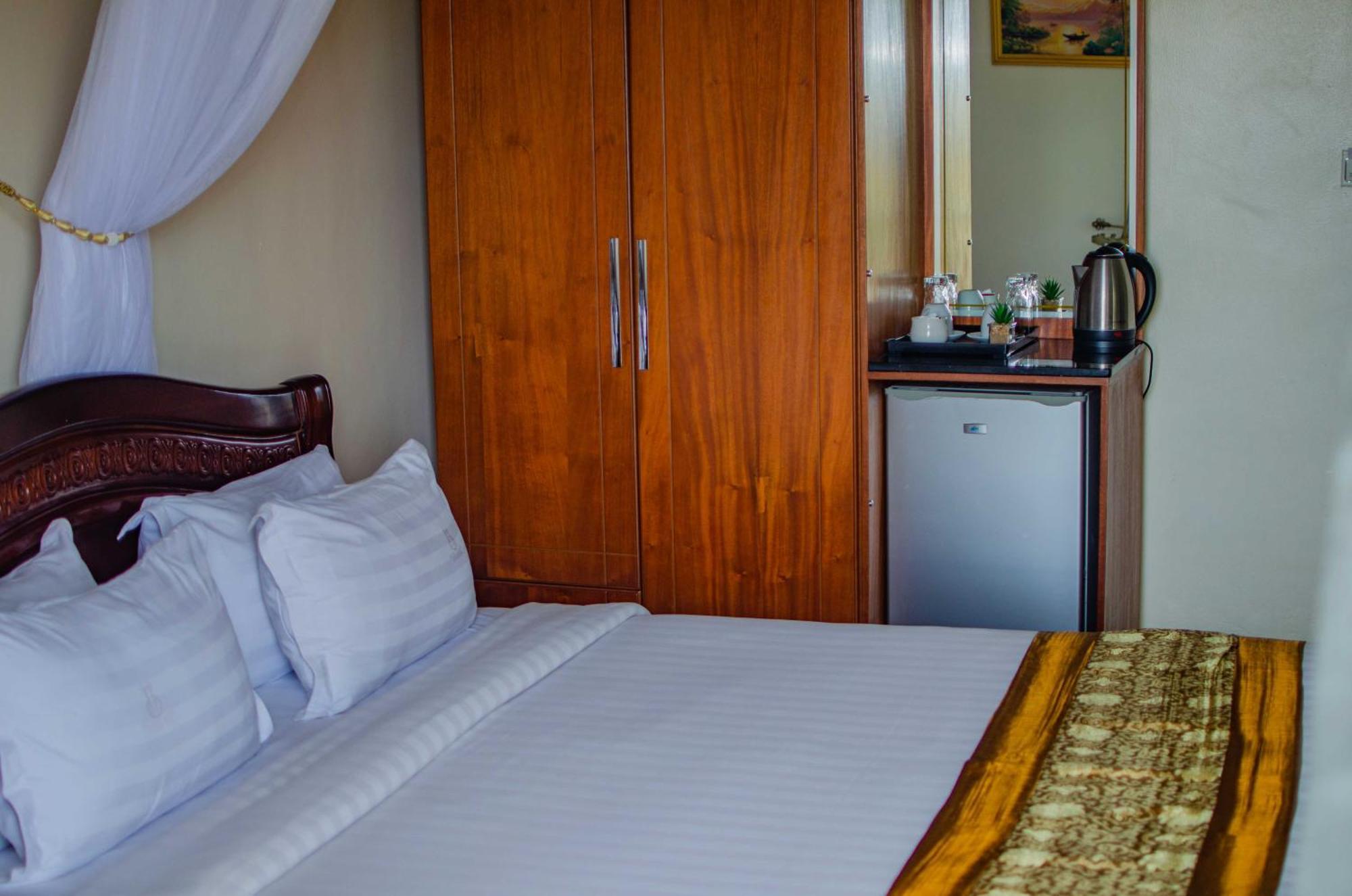 La Grande Hotel Кампала Екстериор снимка