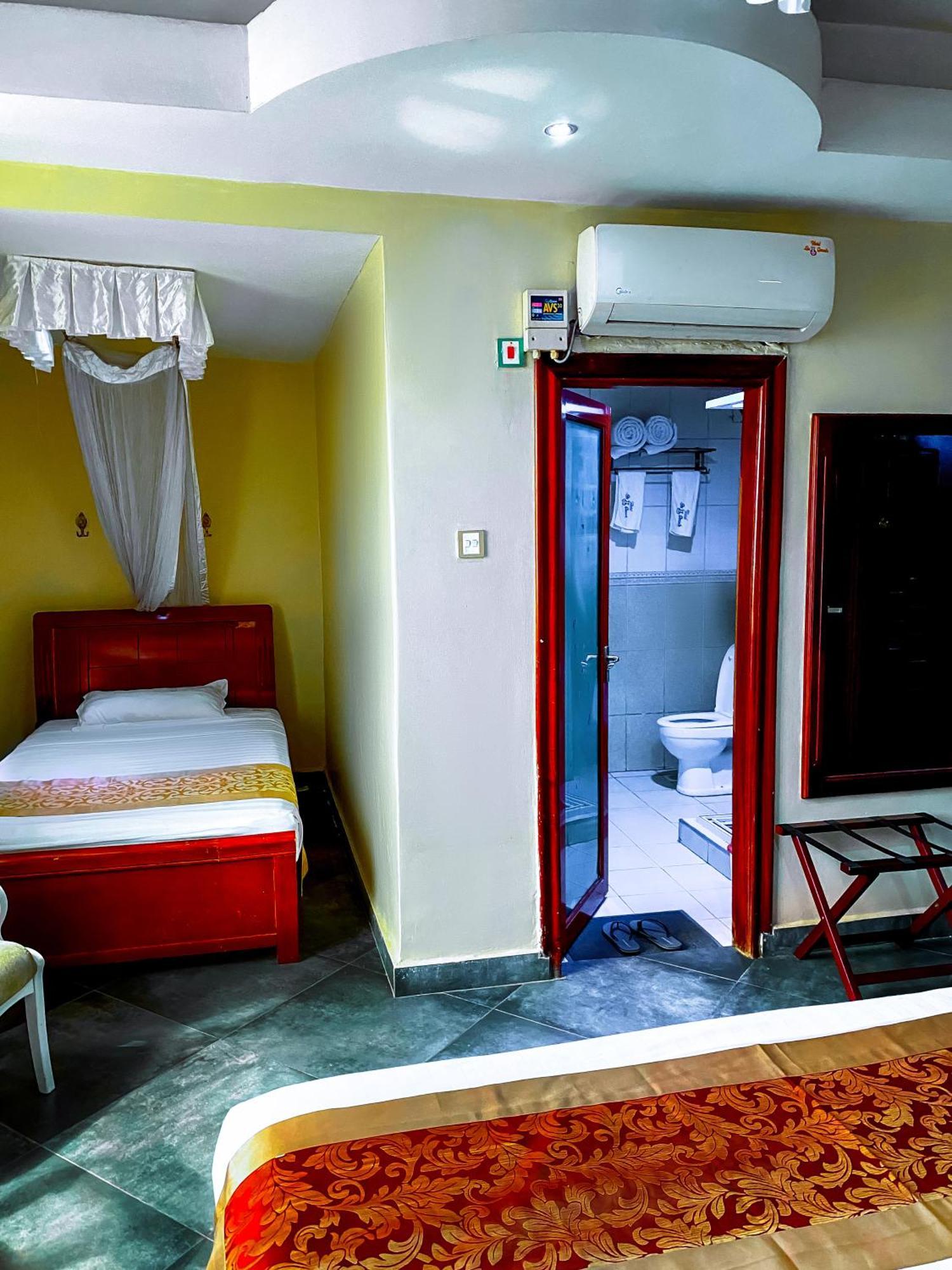 La Grande Hotel Кампала Екстериор снимка